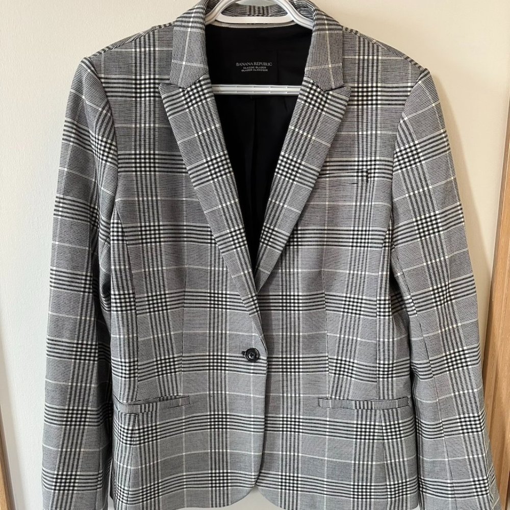 Plaid black and white fitted blazer